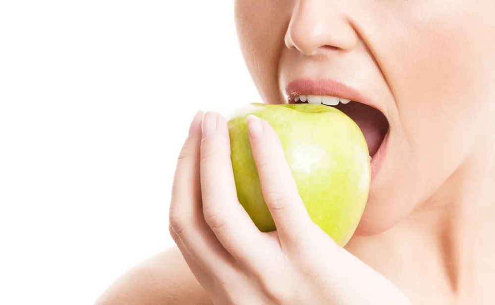 women eating apple